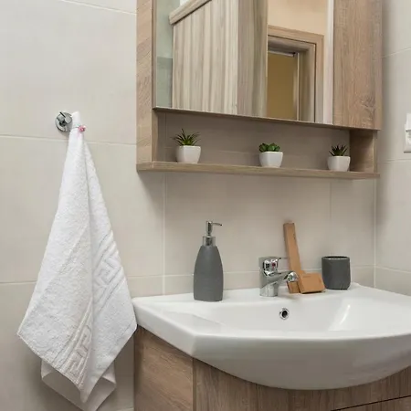Elegant By The With Comforts Apartment *