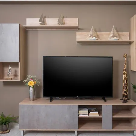 Apartment Elegant By The With Comforts *